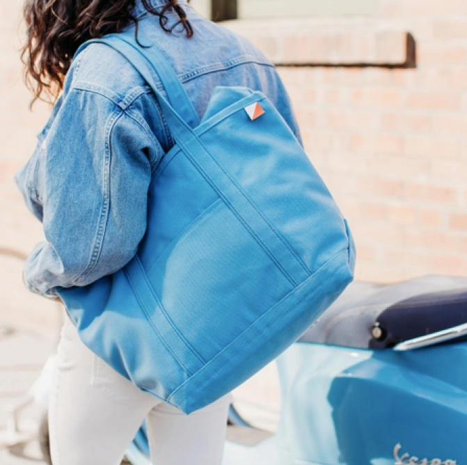 Medium Solid Tote for the Boat in Sky Blue